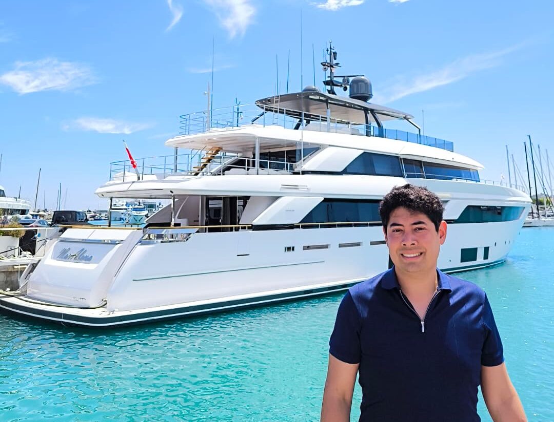 Marvin Keil alias marvinkeie steht vor einer Yacht in dem Artikel geht es um Yachten und Boote