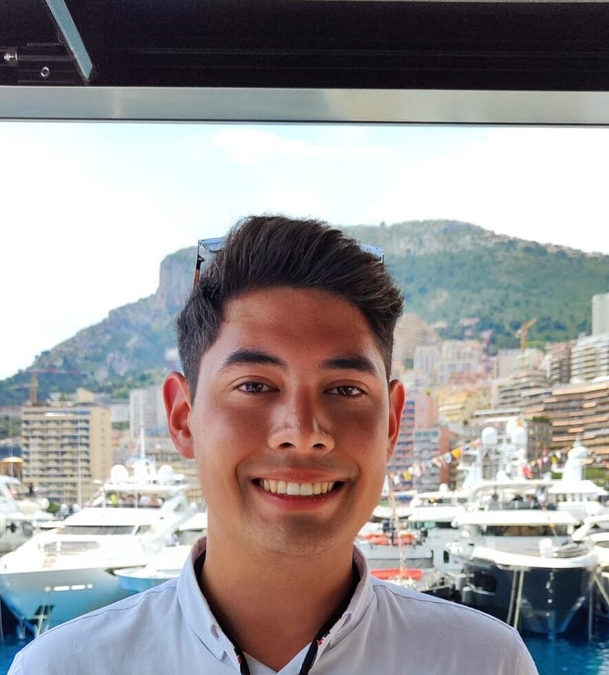 Marvin Keil alias marvinkeie steht mit Cocktail auf einer Luxus-Yacht