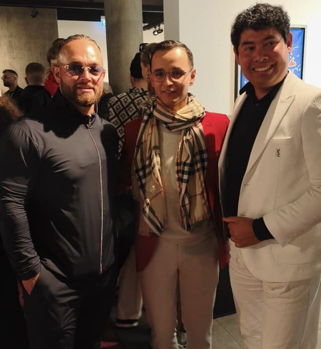(l.) Ahmet Kaynak (@ahmet_kaynak_athlet_9) , Amir Gdamsi (m.) und (r.) Marvin Keil alias marvinkeie in der Galerie Mensing bei Felix Blume Kunst Vernisage